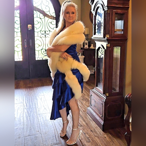 Push, Luscious Ivory Fox Fur Wrap with Tails - Picture 10 of 17